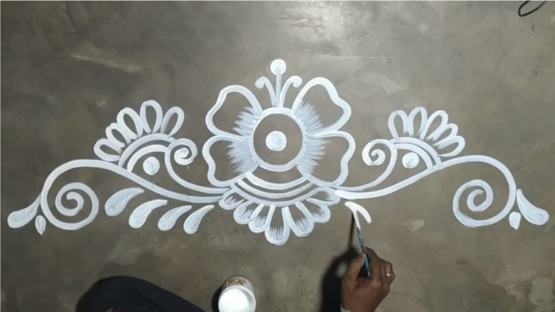 Lokkhi Puja 2021 Alpona Design Videos: Celebrate Kojagari Lakshmi Puja With Easy Rangoli Design (Watch Videos and Images)