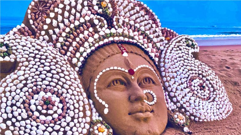 Subho Maha Saptami 2021: Sudarsan Pattnaik Creates Beautiful Maa Durga Sand Art With Seashells at Puri Beach in Odisha (View Pic)