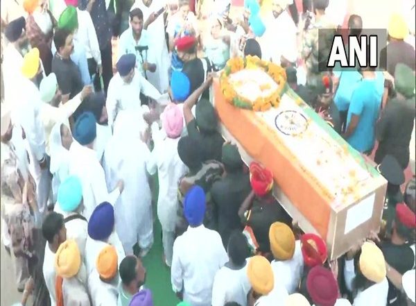 India News | Naib Subedar Jaswinder Singh Who Was Killed in Poonch Encounter Cremated with State Honours at Native Village in Punjab