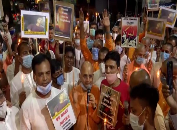 World News | ISKCON Members Sing 'bhajan', Hold Protests Outside Bangladesh Deputy High Commission in Kolkata