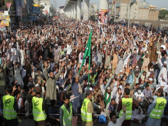 World News | Imran Khan Govt Finding It Hard to Tackle Proscribed Islamist Group Tehreek-e-Labbaik Pakistan: Report - Vimarsana News