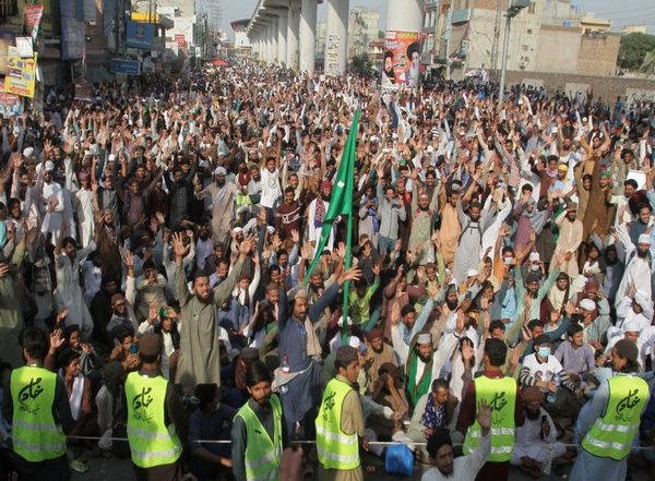 World News | Imran Khan Govt Finding It Hard to Tackle Proscribed Islamist Group Tehreek-e-Labbaik Pakistan: Report