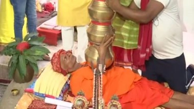 India News | Patna's Priest Keeps 21 Urns on His Chest to Observe Nine-day Navratri Festival