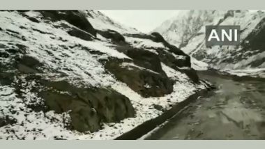 Indian Army Continue to Perform Tasks at Around 17,000 Feet Altitude Along Line of Control in Kupwara Sector Despite Harsh Weather (Watch Video)