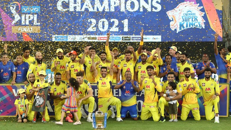 MS Dhoni Hands Over IPL 2021 Trophy to Teammates As CSK Celebrates Fourth IPL Title Win (Watch Video)