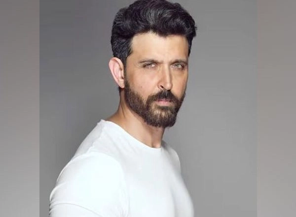 Entertainment News | Hrithik Roshan Gifts Shoes to Entire Action Team of 'Vikram Vedha'