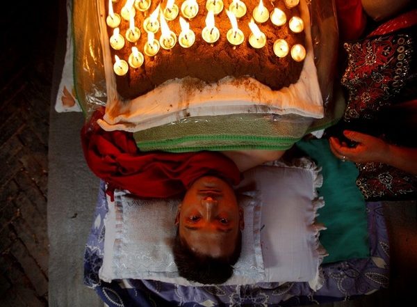 Vijaya Dashami 2021: Devotees Thank Gods by Covering Body with Cow Dung, Lit Oil-Lamps in Nepal