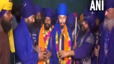 India News | Detained Nihangs Garlanded, Feet Touched Just Before Detention