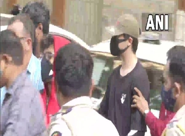 India News | Mumbai Cruise Raid: Aryan Khan Speaks to Parents Via Video Call from Jail