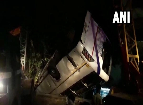 India News | 1 Dead, 3 Injured After Bus Falls from Flyover in UP's Ghaziabad