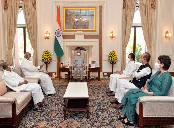 India News | Congress Delegation Submits Detailed Memorandum to President Kovind over Lakhimpur Kheri Incident