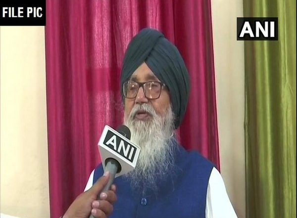 India News | Parkash Singh Badal Condemns Singhu Border Incident, Seeks Impartial Probe
