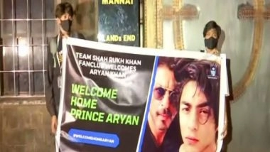 Entertainment News | SRK Fans Gather Outside Mannat to Celebrate After Aryan Khan Gets Bail in Drugs Case