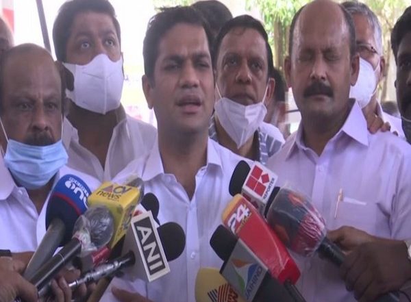 India News | Congress Gives 71 Litre of Fuel in Kochi as a Mark of Protest Against Rising Petrol, Diesel Prices