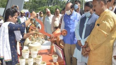 India News |  KVIC Organises Khadi Exhibition in Varanasi to Strengthen Artisans, Traditional Arts