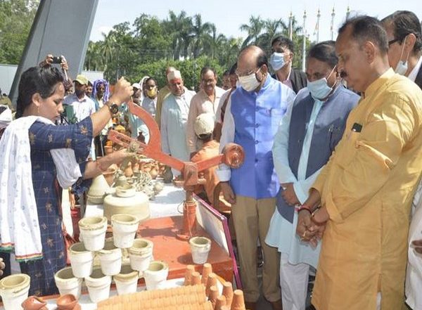 India News |  KVIC Organises Khadi Exhibition in Varanasi to Strengthen Artisans, Traditional Arts
