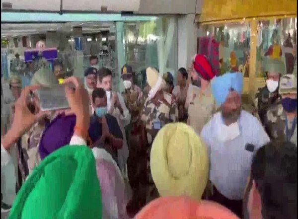 India News | Delhi CM Arvind Kejriwal, AAP Leader Raghav Chadha Arrive at Amritsar Airport in Punjab