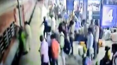 Mumbai: RPF Personnel Saves Pregnant Woman Who Fell From Train in Kalyan (Watch Video)