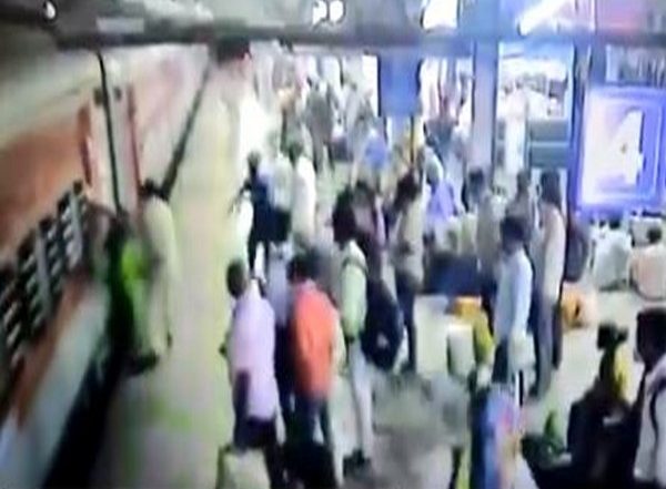 Mumbai: RPF Personnel Saves Pregnant Woman Who Fell From Train in Kalyan (Watch Video)