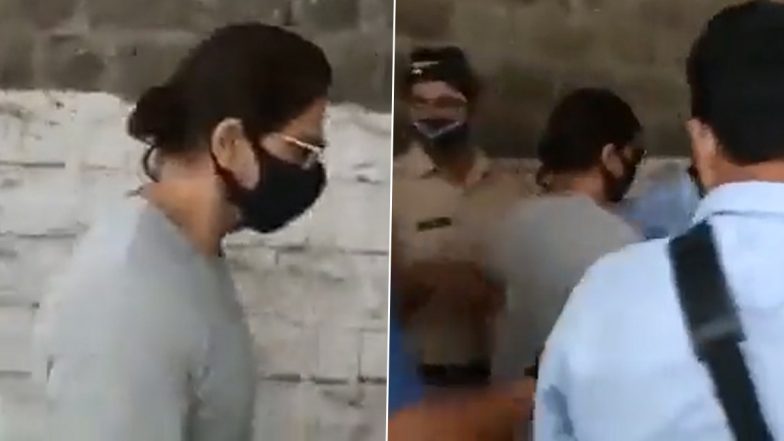 Hansal Mehta, Sonu Sood, Pooja Bhatt and Other Celebrities Slam Media for Mobbing Shah Rukh Khan as He Arrives to Meet Son Aryan Khan at Jail