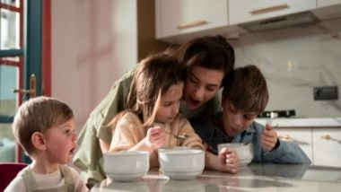 Lifestyle News | Study Finds COVID-19 Related Parenting Stress Impacts Eating Habits of Children