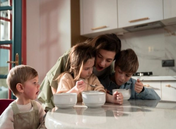Lifestyle News | Study Finds COVID-19 Related Parenting Stress Impacts Eating Habits of Children