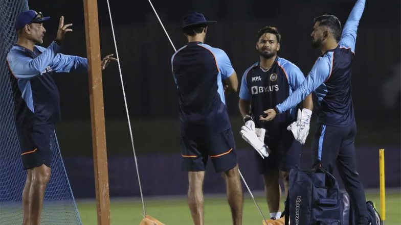 MS Dhoni Helps Team India in the Nets Ahead of T20 World Cup 2021 Match Against Pakistan (Watch Video)