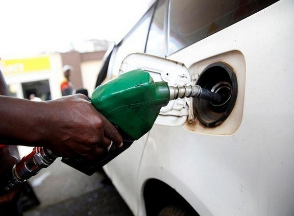 Centre Cuts Central Excise Duty on Petrol and Diesel by Rs 5 And Rs 10; New Fuel Rates To Come Into Effect From Tomorrow