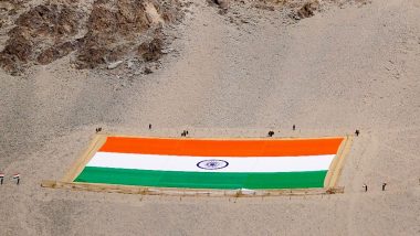 World's Largest National Flag in Leh: Gujarat Defence PRO Shares Video Of 180 Indian Soldiers Carrying 1400 Kg Tricolour Flag to 2,000 Feet Height