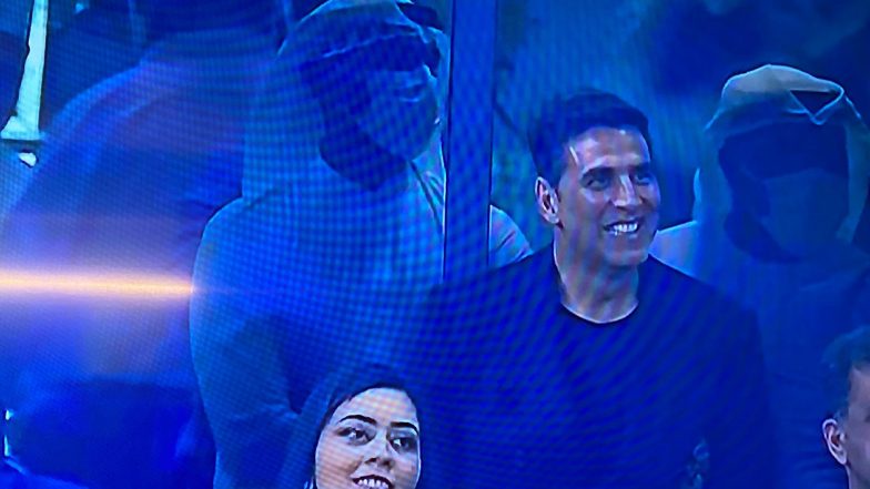 Akshay Kumar Spotted Enjoying IND vs PAK T20 World Cup 2021 Match in Stadium at Dubai (Watch Video)