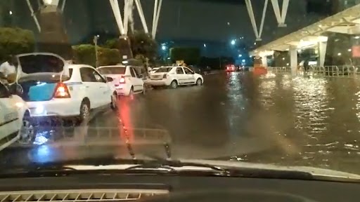 Bengaluru Rains: Kempegowda International Airport Flooded As Rain Lashes City, Passengers Take Tractor To Catch Flight in Time; Watch Videos