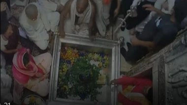 India News | Priyanka Gandhi Offers Prayers at Kashi Vishwanath Temple in Varanasi