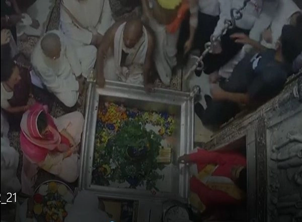India News | Priyanka Gandhi Offers Prayers at Kashi Vishwanath Temple in Varanasi