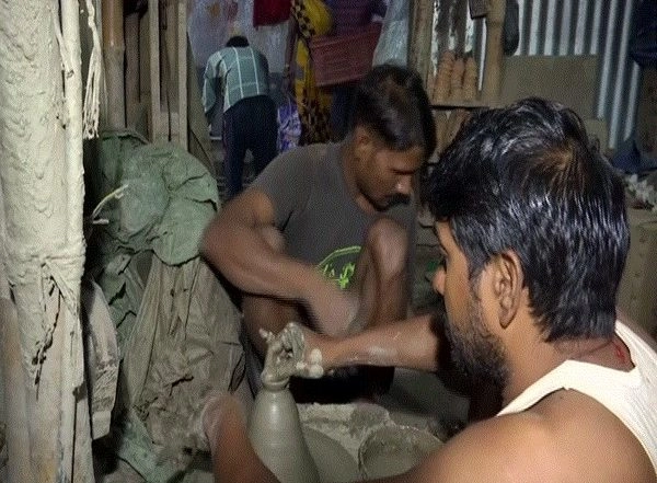 India News | WB: Potters Speed Up Earthen Lamps Production Ahead of Diwali to Revive Business Marred by COVID-19