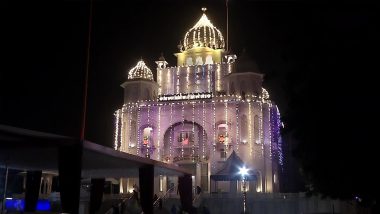 Guru Nanak Jayanti 2021: Gurdwara Bangla Sahib and Gurudwara Shri Rakab Ganj Sahib in Delhi Illuminated on the Eve of Gurupurab (View Pics)