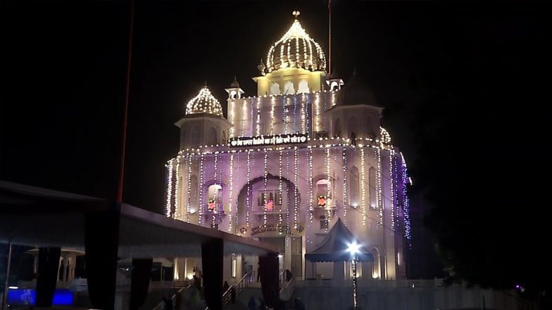 Guru Nanak Jayanti 2021: Gurdwara Bangla Sahib and Gurudwara Shri Rakab Ganj Sahib in Delhi Illuminated on the Eve of Gurupurab (View Pics)