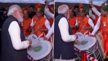 PM Narendra Modi Plays Drums Along With Members of Indian Community Before His Departure For India From Glasgow (Watch Video)