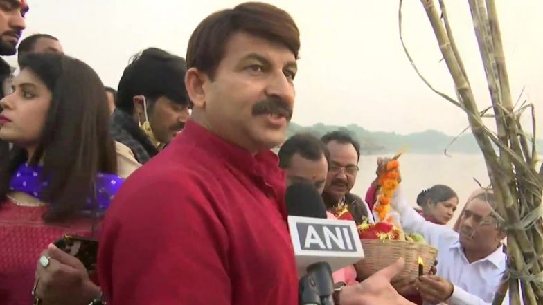 Chhath Puja 2021: Defying DDMA Order, BJP MP Manoj Tiwari Reaches Yamuna Ghat in Sonia Vihar to Perform Rituals