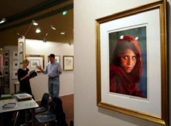 World News | Italy Gives Asylum to Famed 'green-eyed Afghan Girl'