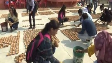 India News | Volunteers Put Oil Lamps at Ram Ki Paidi for Deepotsav