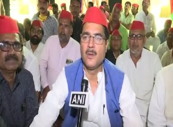 India News | SP Leader Rakesh Pratap Singh Holds Dharna Against UP Govt over Lack of Road Construction