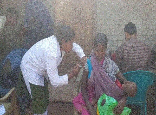 India News | Health Workers Travel Through Hilly Terrain in Naxal Area to Vaccinate People in Chhattisgarh Villages