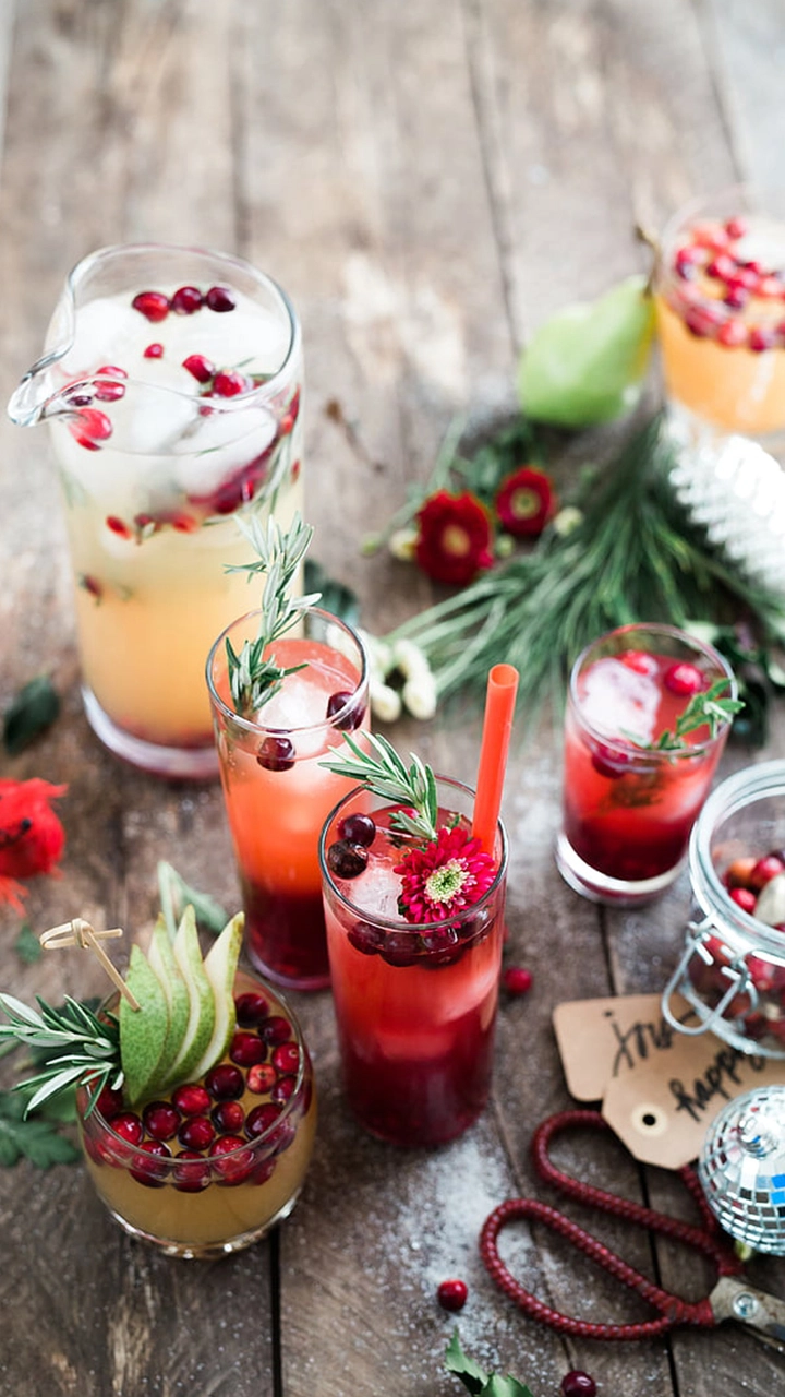 Christmas 2021: Four Classic Cocktails To Raise the Spirits This Holiday Season