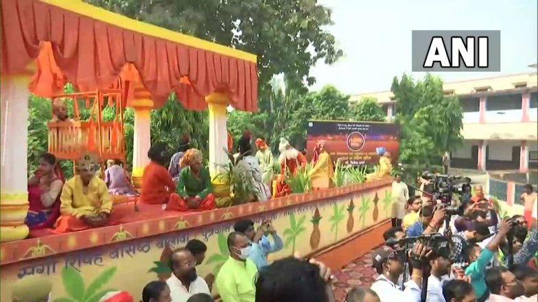 Ayodhya Deepotsav 2021: Celebrations Begins With Procession From Saket College to Ram Katha Park (Watch Video)