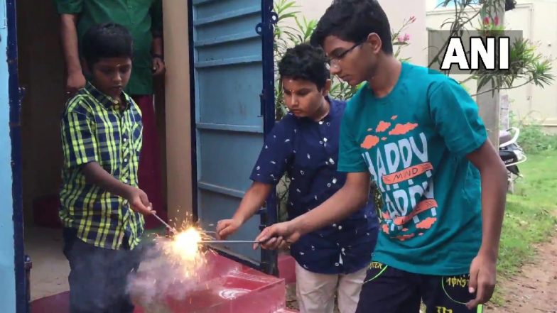 Diwali 2021 Celebrations in Tamil Nadu: People of Madurai and Coimbatore Burst Firecrackers To Celebrate Festival of Lights