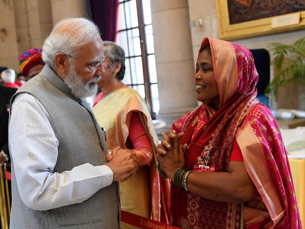 600px x 450px - India News | PM Modi Expresses Gratitude Towards Padma Awardee Dulari Devi  for Her Gift | LatestLY