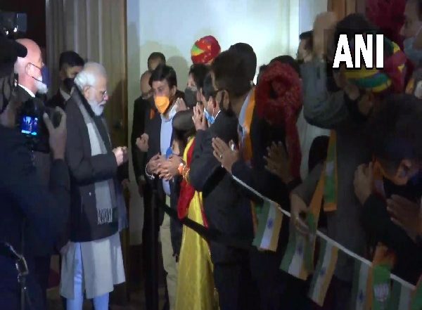 World News | Prime Minister Welcomed with Singing of 'Modi Hai Bharat Ka Gehna' as He Arrives in Glasgow