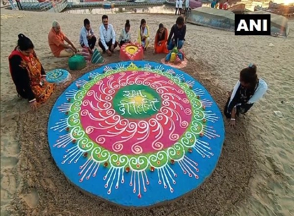 India News | Students of Allahabad University Raise Awareness About Eco-friendly Diwali Through Sand Art