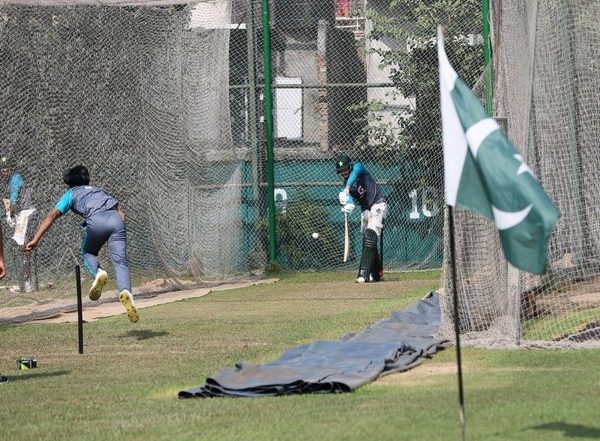 Bangladesh Cricket Fans Not Impressed as Pakistan Players Carry National Flag to Training Ground