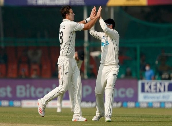 Sports News | Ind Vs NZ, 1st Test: Southee Takes Field After Groin Treatment